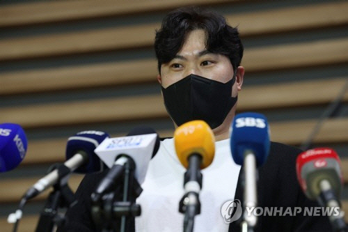 미국프로야구 메이저리그 토론토 블루제이스의 류현진이 지난해 12월 29일 인천국제공항에서 출국하기 전 취재진과 인터뷰하고 있다.  연합뉴스